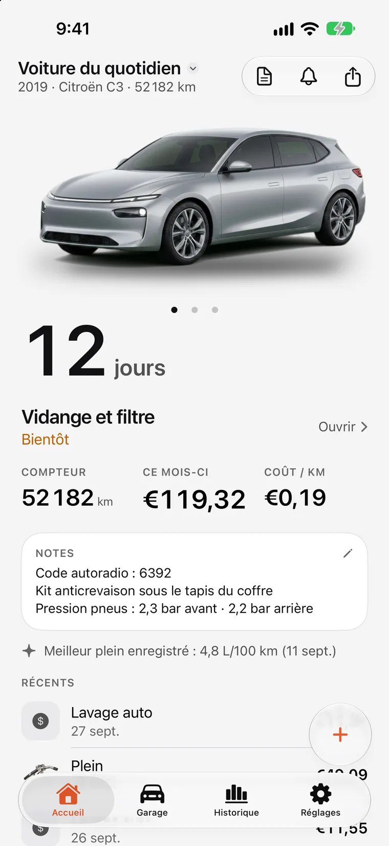 Écran d'accueil SteerLog : un grand compte à rebours vers le prochain entretien — vidange et filtre dans 7 jours — au-dessus de la voiture, son compteur kilométrique, et les derniers pleins et entretiens.