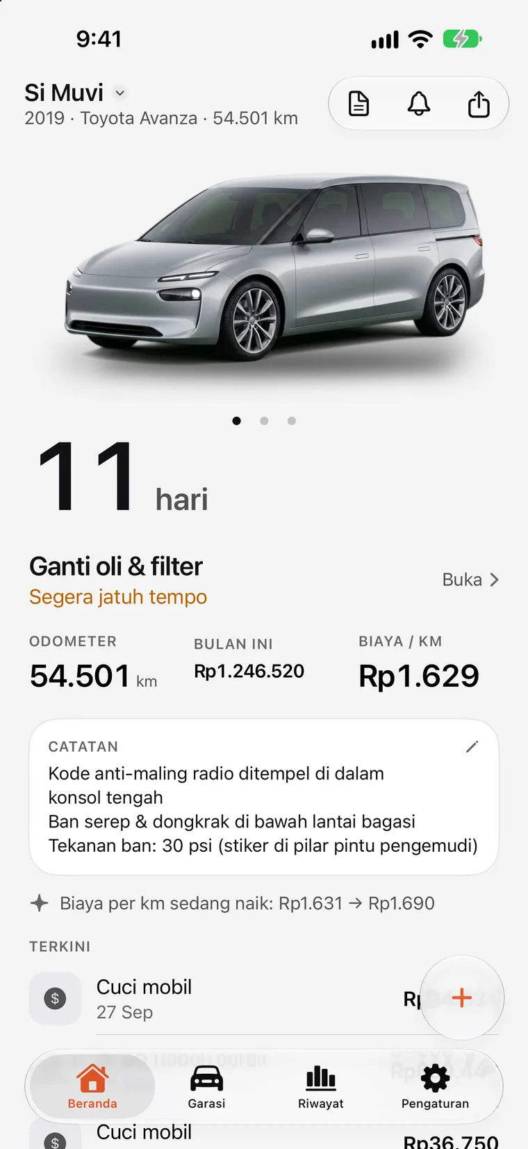 Layar utama SteerLog: hitung mundur besar ke servis berikutnya — ganti oli dan filter dalam 7 hari — di atas mobil, odometernya, serta isi BBM dan servis terbaru.