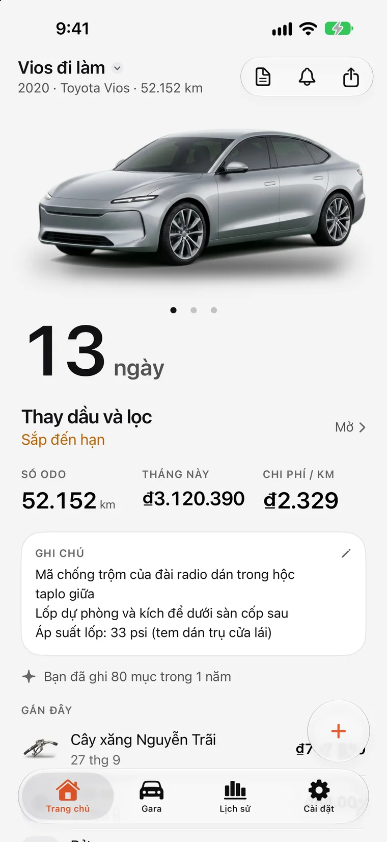 Màn hình chính SteerLog: bộ đếm ngược lớn đến lần bảo dưỡng tiếp theo — thay dầu và lọc sau 7 ngày — phía trên chiếc xe, số ODO, và các lần đổ xăng, bảo dưỡng gần nhất.